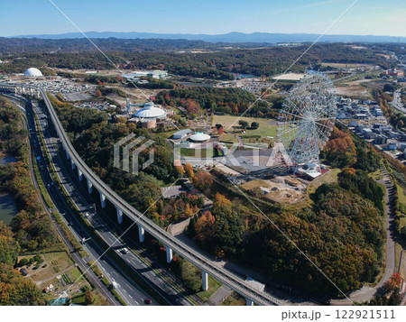空撮した秋の長久手市のリニモ線路と愛知万博公園の風景 122921511