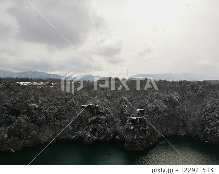 ドローンで空撮した冬の観光名所恵那峡の雪景色 122921513