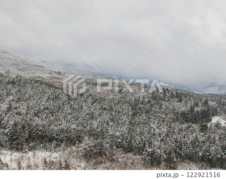 ドローンで空撮した冬の観光名所中山道の山の雪景色 ドローンで空撮した冬の観光名所中山道の山の雪景色 122921516