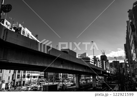 東京の都市風景 岩本町交差点周辺の首都高速 2025.01　b-6 モノクロ 122921599