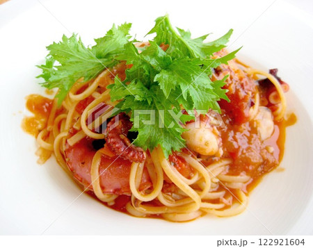 おいしいタコのトマトソースパスタ 122921604
