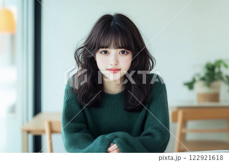 若い女性のポートレート 122921618