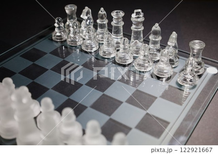 ガラスのチェス駒とチェスボード ガラスのチェス駒とチェスボード 122921667