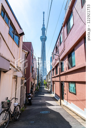 【東京都】路地裏から見える東京スカイツリー 122921733