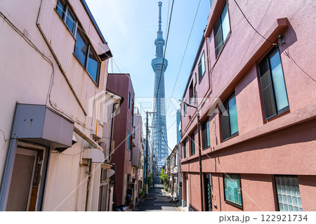 【東京都】路地裏から見える東京スカイツリー 【東京都】路地裏から見える東京スカイツリー 122921734