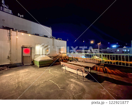 屋上に設置された喫煙所の夜の風景 屋上に設置された喫煙所の夜の風景 122921877