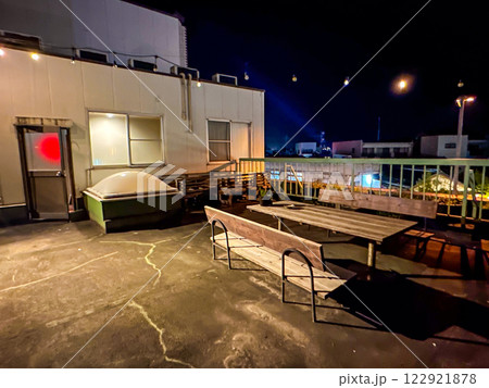 屋上に設置された喫煙所の夜の風景 屋上に設置された喫煙所の夜の風景 122921878