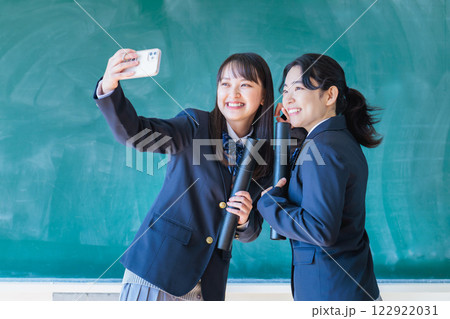 卒業証書を持って教室で自撮りする女子高生 122922031