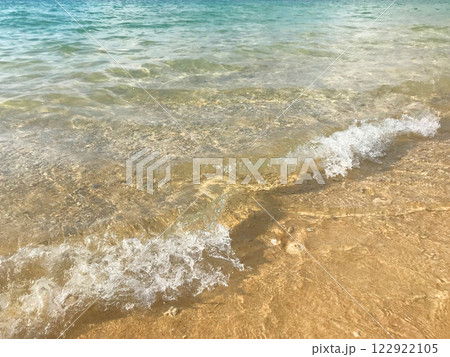砂浜と透明な美しい海 122922105