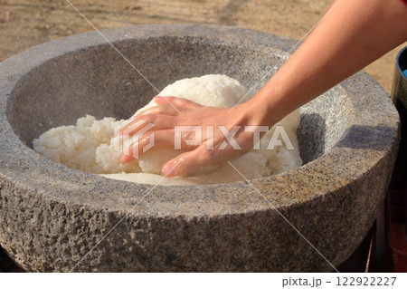餅つきの風景 122922227