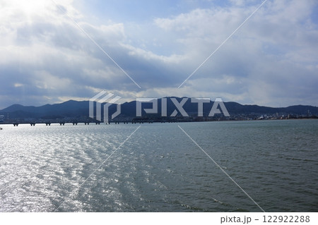 琵琶湖にかかる近江大橋と、滋賀県と京都府の間の山並み 122922288