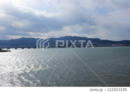 琵琶湖にかかる近江大橋と、滋賀県と京都府の間の山並み 琵琶湖にかかる近江大橋と、滋賀県と京都府の間の山並み 122922289