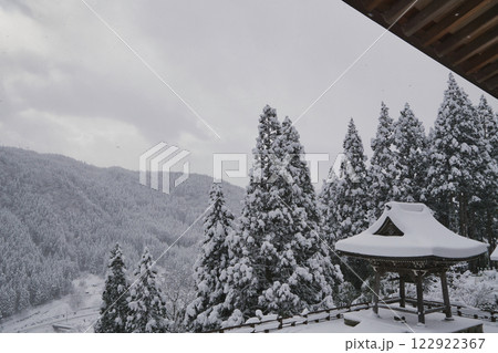 雪景色が美しい但馬大仏長楽寺 122922367