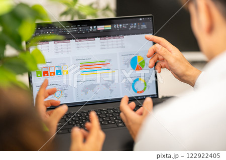 市場調査　海外市場　商圏分析　マーケティングリサーチ　世界地図　2人 122922405