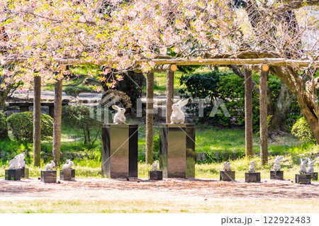 日本の神話の「いなばの白うさぎ」を表す銅像 日本の神話の「いなばの白うさぎ」を表す銅像 122922483