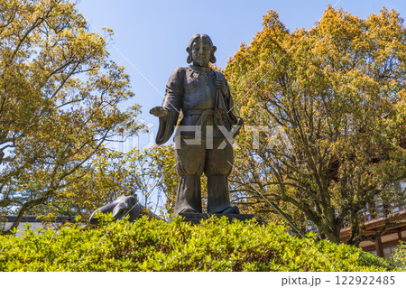 日本の神話の「いなばの白うさぎ」を表す銅像 日本の神話の「いなばの白うさぎ」を表す銅像 122922485