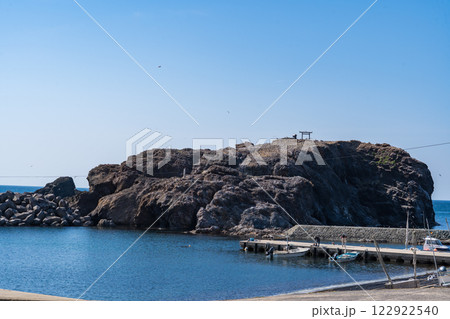 ウミネコの繁殖地として天然記念物に指定されている、島根県出雲市の経島の風景 122922540