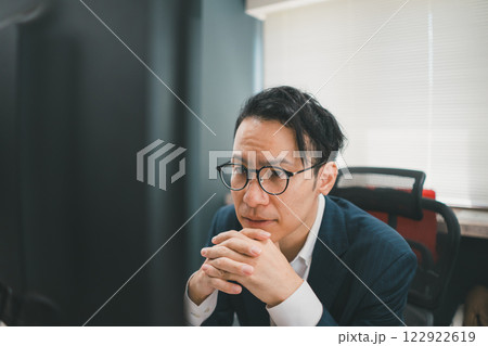 デスクワーク 122922619