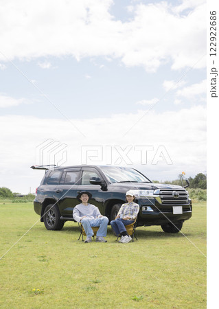 SUV車でお出かけをする夫婦　カップル 122922686