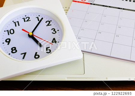 タイムマネジメント 時間管理 時計とカレンダー ビジネスイメージ タイムマネジメント 時間管理 時計とカレンダー ビジネスイメージ 122922693