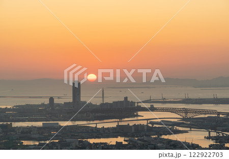 大阪府大阪市 夕日に照らされる大阪湾とさきしまコスモタワー周辺の街並み 大阪府大阪市 夕日に照らされる大阪湾とさきしまコスモタワー周辺の街並み 122922703