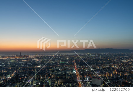 大阪府大阪市　日没後の空が美しい大阪の夜景（あべのハルカス展望台から西方向） 122922709