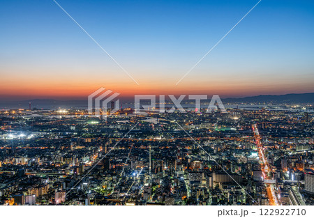 大阪府大阪市　日没後の空が美しい大阪の夜景（あべのハルカス展望台から西方向） 122922710