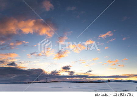 冬の北海道のエモーショナルな夕焼けの空 122922783