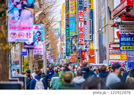 日本の東京都市景観 2月。外国人観光客らで賑わう秋葉原。再びマ姿の日本人も…=5日 日本の東京都市景観 2月。外国人観光客らで賑わう秋葉原。再びマ姿の日本人も…=5日 122922876