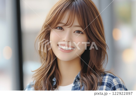 笑顔が可愛い日本人の若い女性 122922897