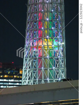 下から見上げたカラフルなスカイツリー 下から見上げたカラフルなスカイツリー 122923042