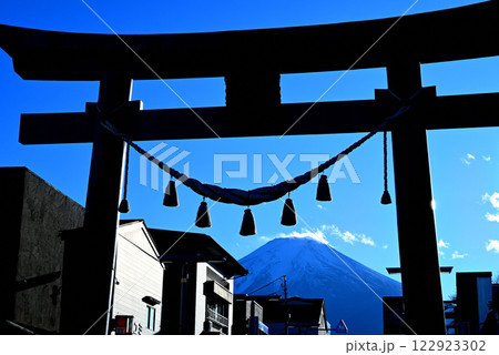 富士山と金鳥居 富士山と金鳥居 122923302