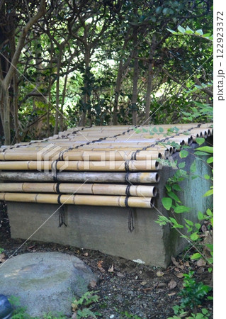 何かが竹のふたを開けて出て来そうな古井戸 122923372