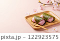 桜餅で味わう春の彩り 122923575