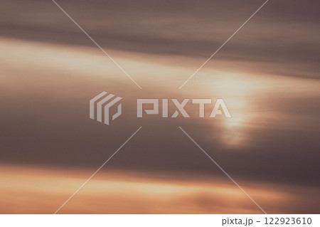 赤く染まる雲 122923610