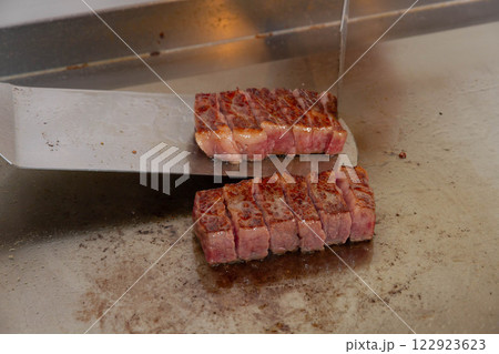 ステーキを焼く ステーキを焼く 122923623