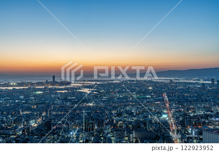大阪府大阪市 日没後の空が美しい大阪の夜景(あべのハルカス展望台から西方向) 大阪府大阪市 日没後の空が美しい大阪の夜景(あべのハルカス展望台から西方向) 122923952