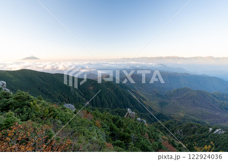金峰山、鷹見岩と周辺の景色 122924036