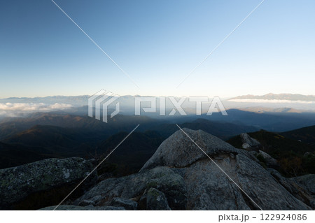 金峰山、鷹見岩と周辺の景色 122924086