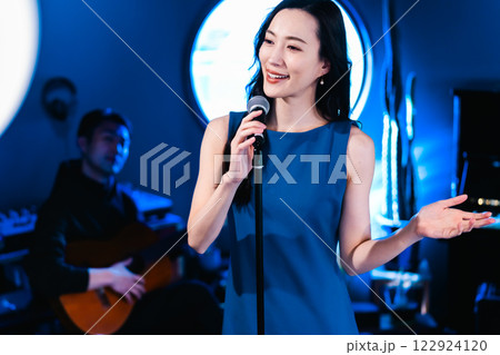 ステージで歌う女性ボーカリスト ステージで歌う女性ボーカリスト 122924120