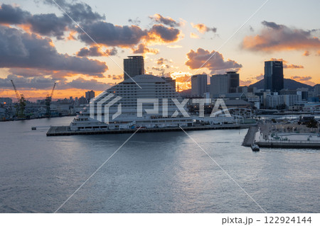 夕暮れ時の神戸ハーバーランド 122924144