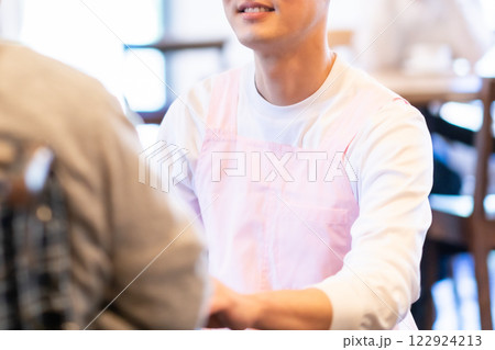 デイサービスの男性介護士とおじいちゃん　顔無し 122924213