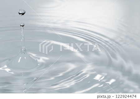 水面に落ちる水滴. 122924474
