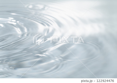 水面に広がる波紋. 122924476