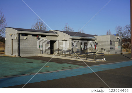 新横浜公園 草地広場のトイレ 122924493