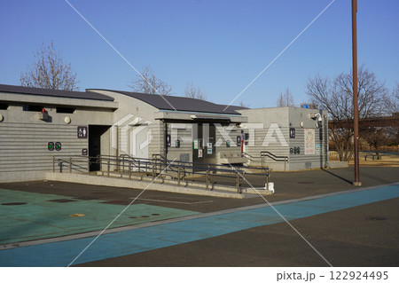 新横浜公園 草地広場のトイレ 122924495