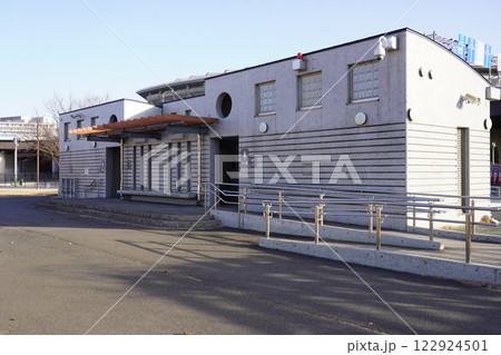 新横浜公園 草地広場のトイレ 新横浜公園 草地広場のトイレ 122924501