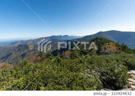国師ヶ岳、朝日岳と周辺の景色 122924632