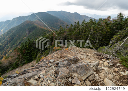 国師ヶ岳、甲武信ヶ岳と周辺の景色 国師ヶ岳、甲武信ヶ岳と周辺の景色 122924749