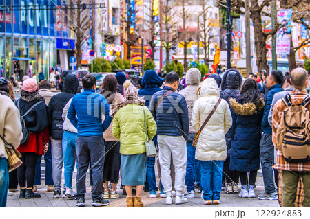 日本の東京都市景観 XEC株…。外国人団体観光客の一行。コロナ禍前と変わらない賑わい…=5日、秋葉原 日本の東京都市景観 XEC株…。外国人団体観光客の一行。コロナ禍前と変わらない賑わい…=5日、秋葉原 122924883